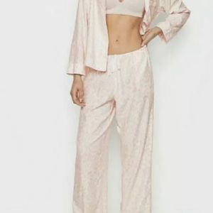 ✨NWT✨Victoria Secret Cotton Flannel Pajama Set RARE
Pink Leopard Print Size(L)